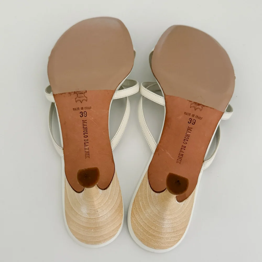 MANOLO BLAHNIK ホワイトミュール LURUM | Off-White Satin Crystal Embellished Mules | Manolo Blahnik